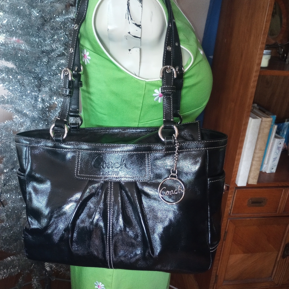 Coach, absolutely stunning: classic black, NWT